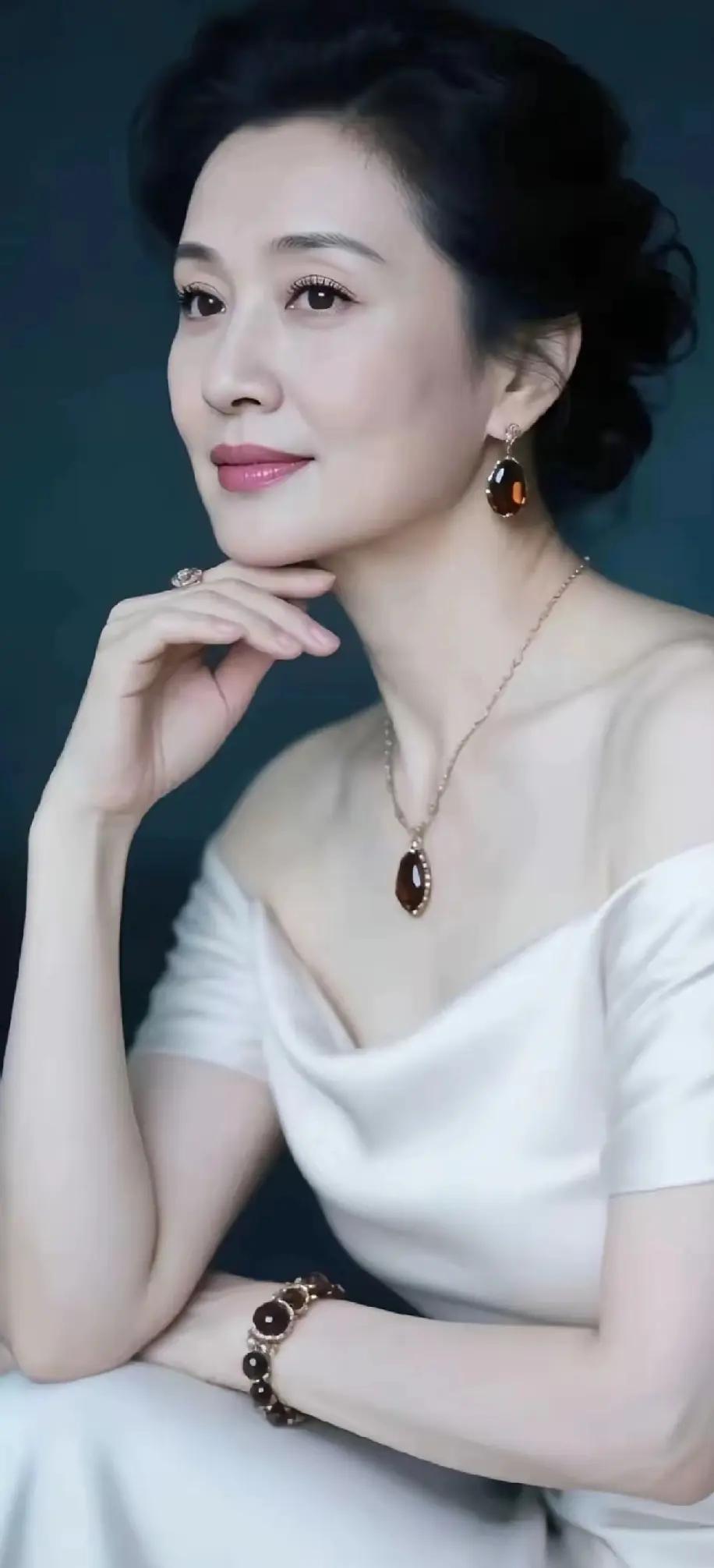 文笔挑战：时光苍老了容颜，岁月磨砺了心态。这对仗工整，意境也颇为贴合呢。