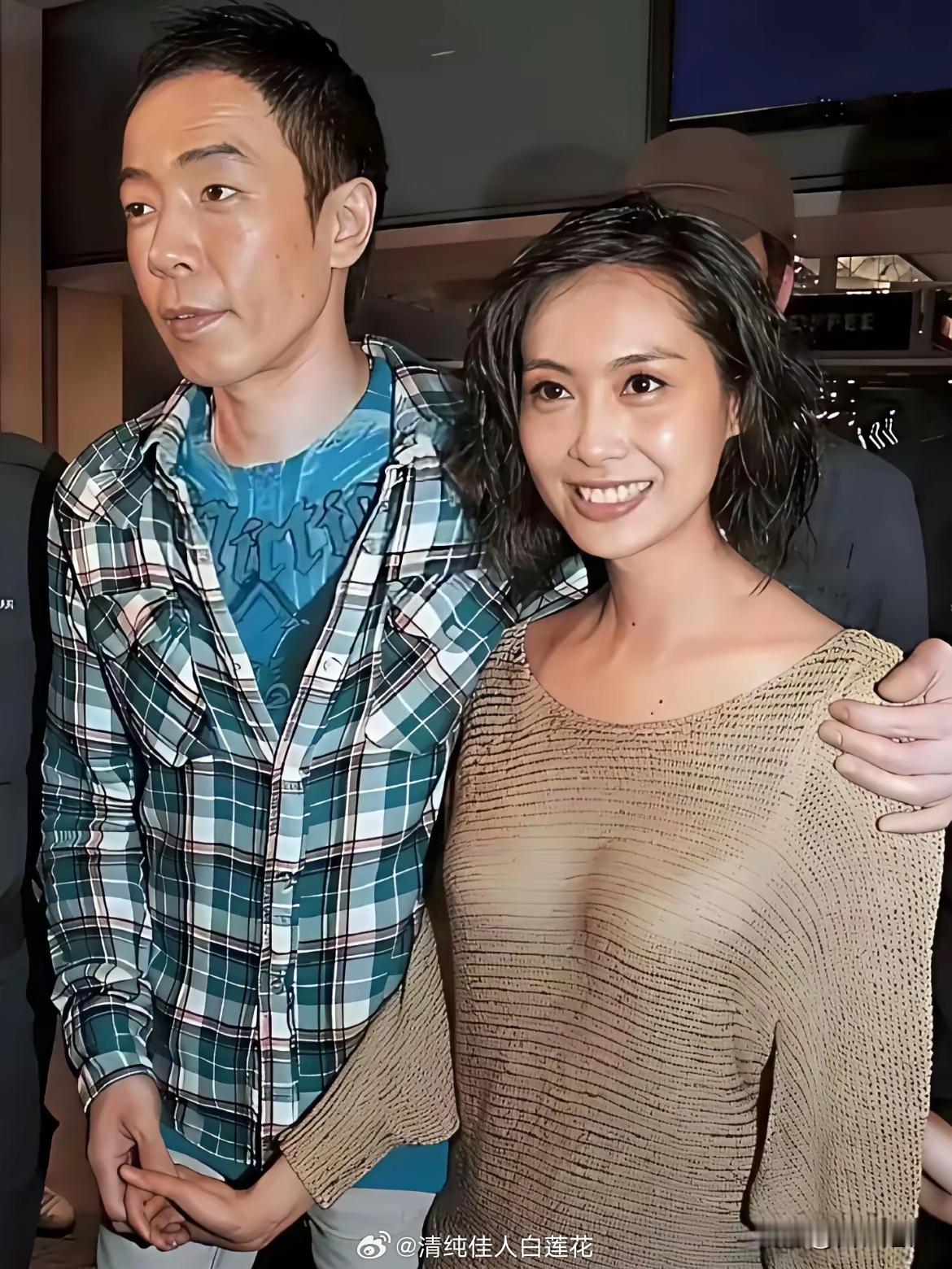 大家仔细看细节，这个男人真的是爱朱茵，爱到了心坎里。