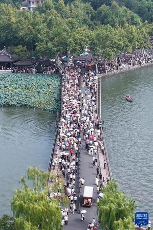 国庆还是人挤人，可大家为何都不花钱了？国庆假期各地景区，全是人，街上、桥上、