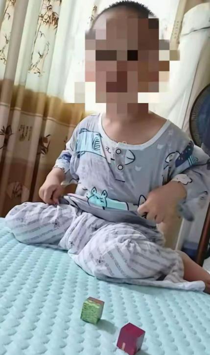 太心痛了！贵州铜仁，一名2岁半男童，跟着妈妈去幼儿园给姐姐报名，妈妈仅仅上楼20