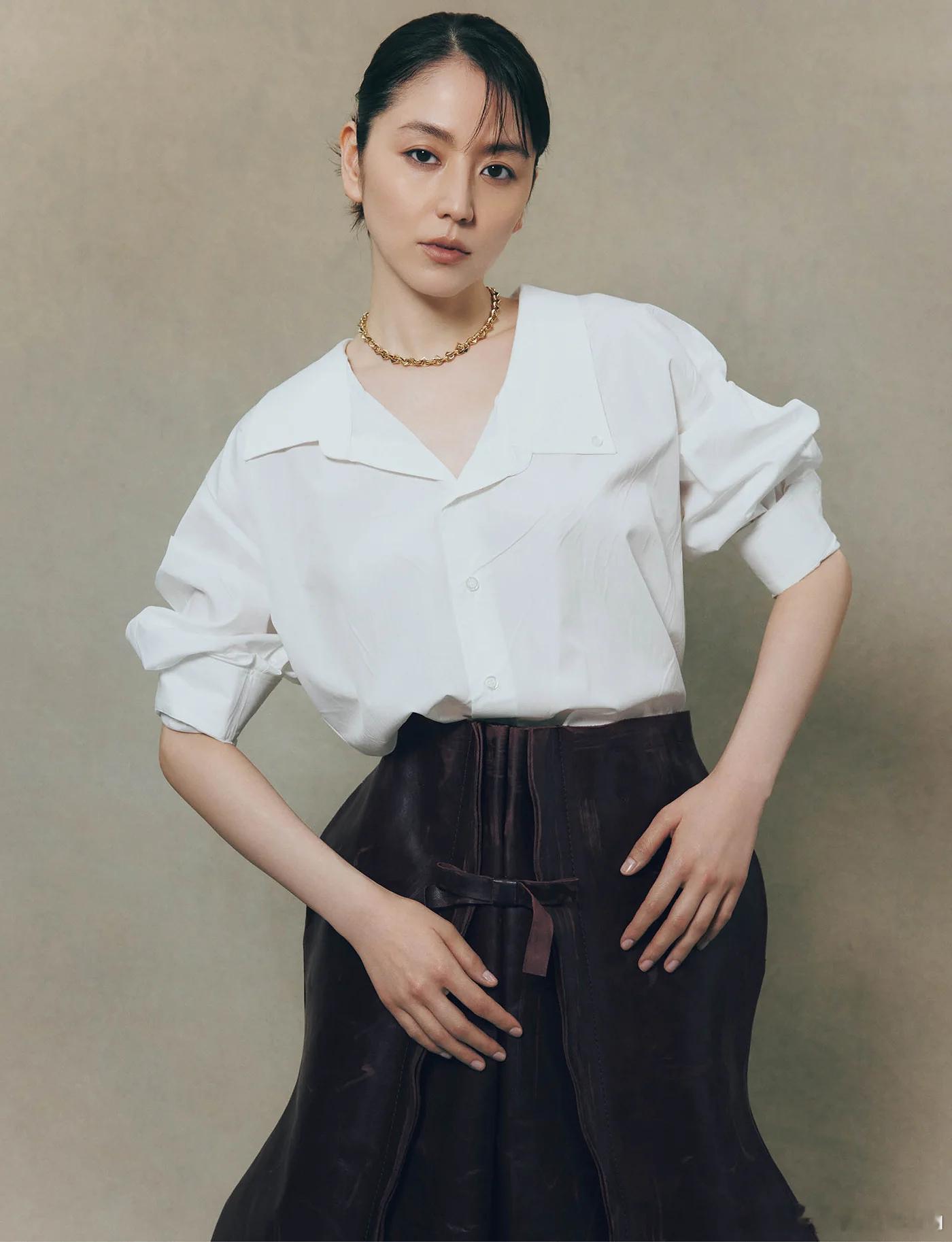 穿普拉达的长泽雅美，一组她为SPUR杂志拍摄的最新写真​​​