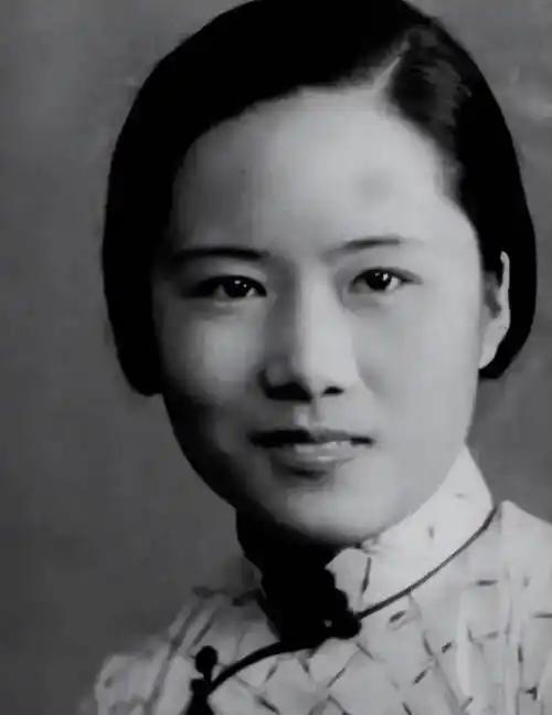 她帮美国造出原子弹，37年后回国，见到周总理第一句话是：我找不到父母的坟