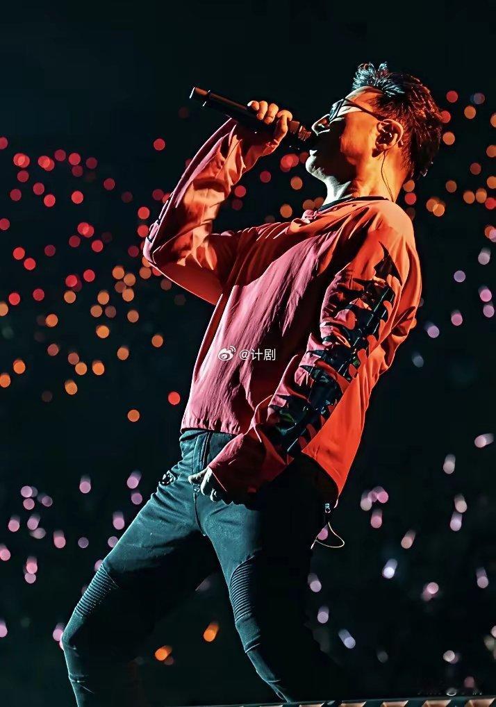 估计现在全网最懵圈的人,就是章子怡了,她怎么也想不到,前夫汪峰演唱会上一首经典