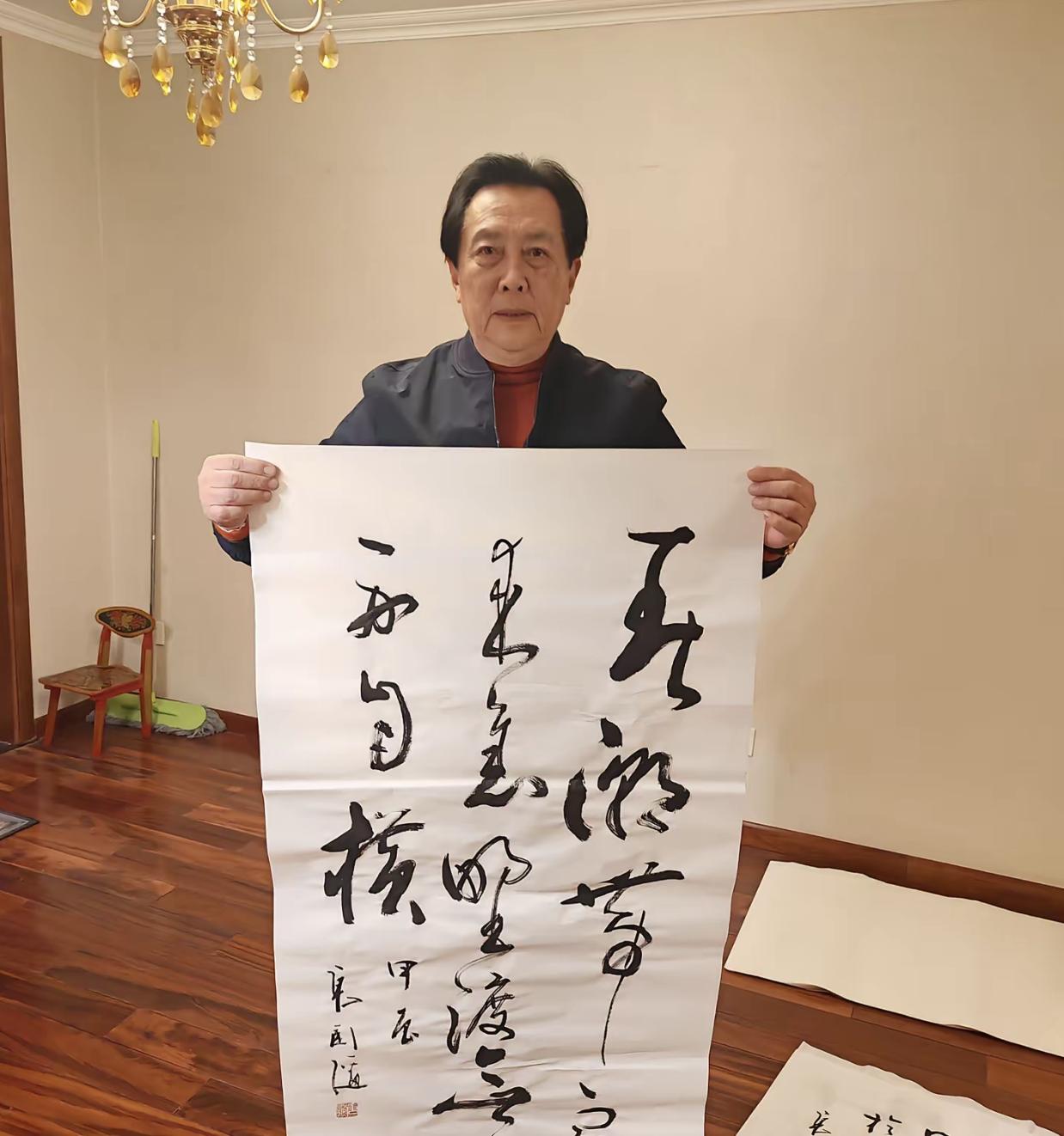 唐国强在演戏方面是一流的，但是在书法方面不敢苟同。书法有法，但无定法。有法不死，