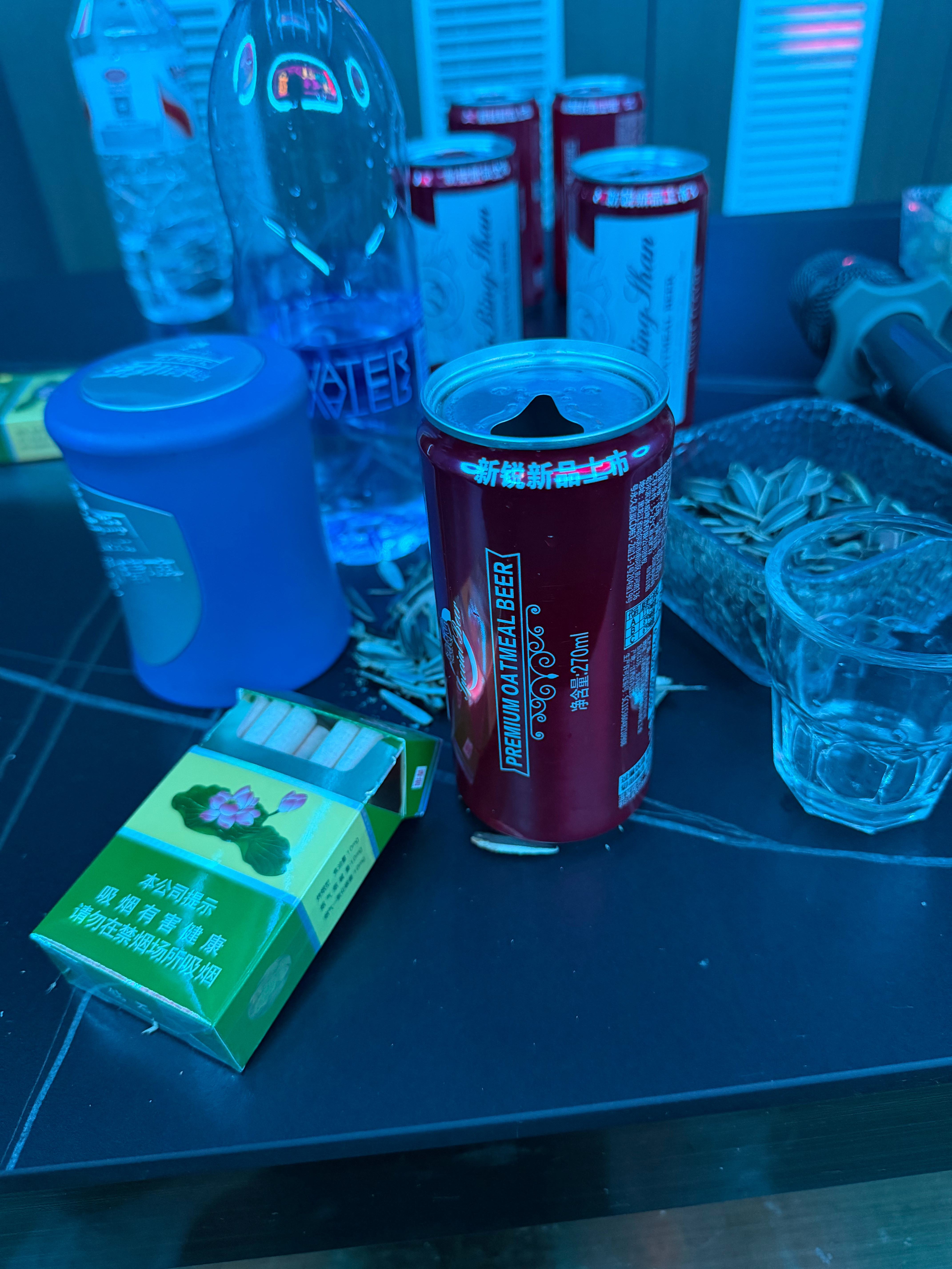 喝了好几瓶才发现，这家KTV的红色瓶子，它不是百威啤酒，我长这么帅，为何骗我