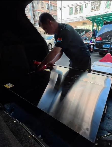 在网上偶然刷到一个自己加装电池的操作，给老款一些本身纯电续航不多的电车加上20度