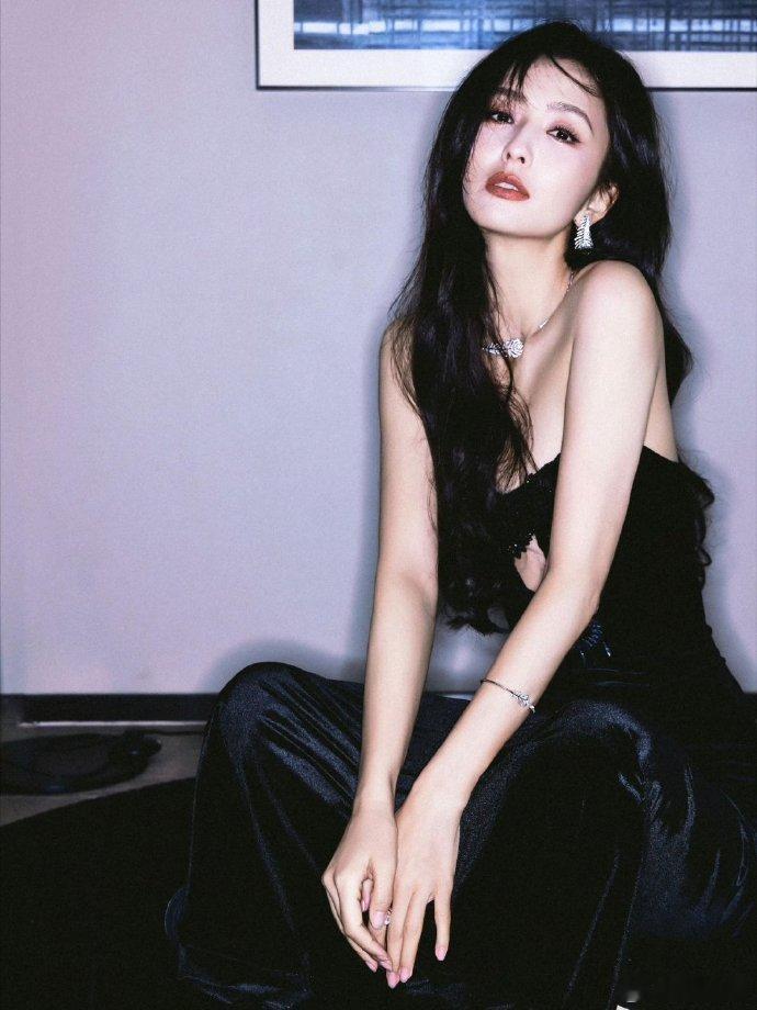 佟丽娅宫灯一开年味就来了细节里全是温柔！佟丽娅低头在宫灯上插花的模样，自然又充