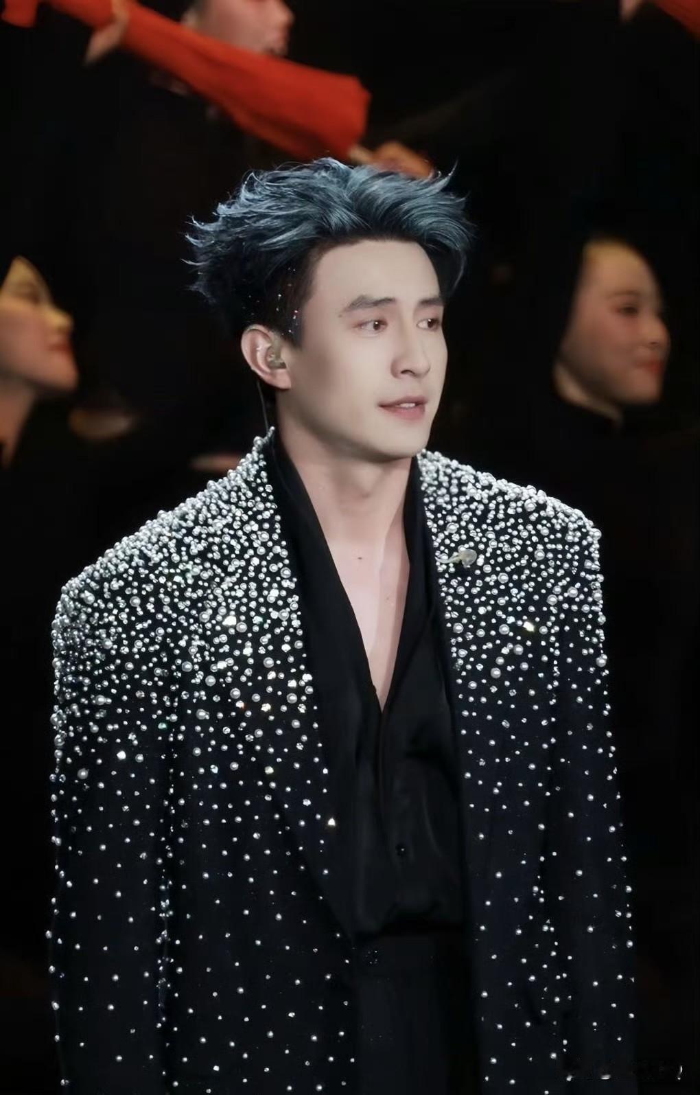 刘萧旭又给观众带来惊喜了。刘萧旭因《盛夏芬德拉》周晟安一角登顶短剧一哥，这次