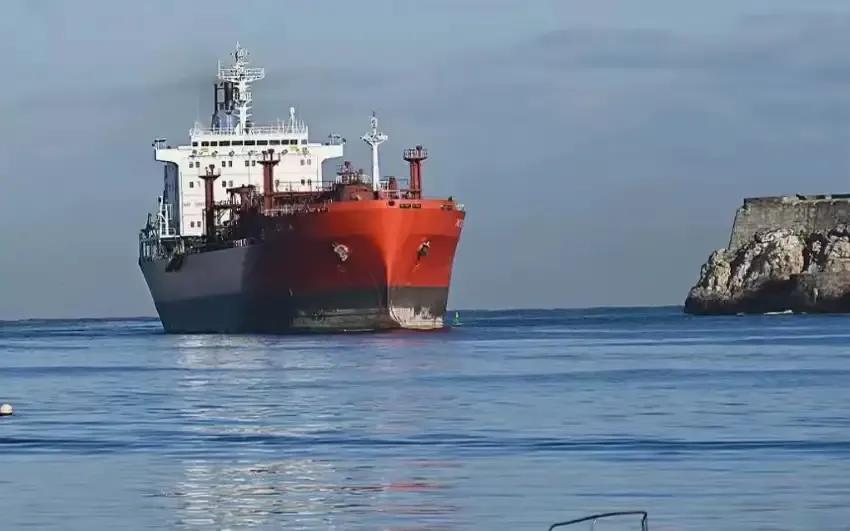 大毛急得颠儿颠儿跑过来：“龙大！坏了菜了！出大事儿啦！”龙大往那儿一坐，