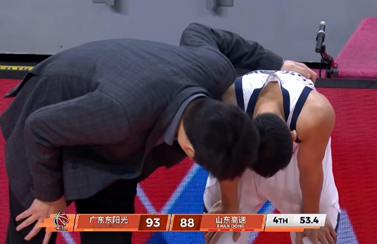 温馨！邱彪安慰6投0中的高诗岩，没有指责，只有鼓励。昨晚，山东队与广东队的比赛
