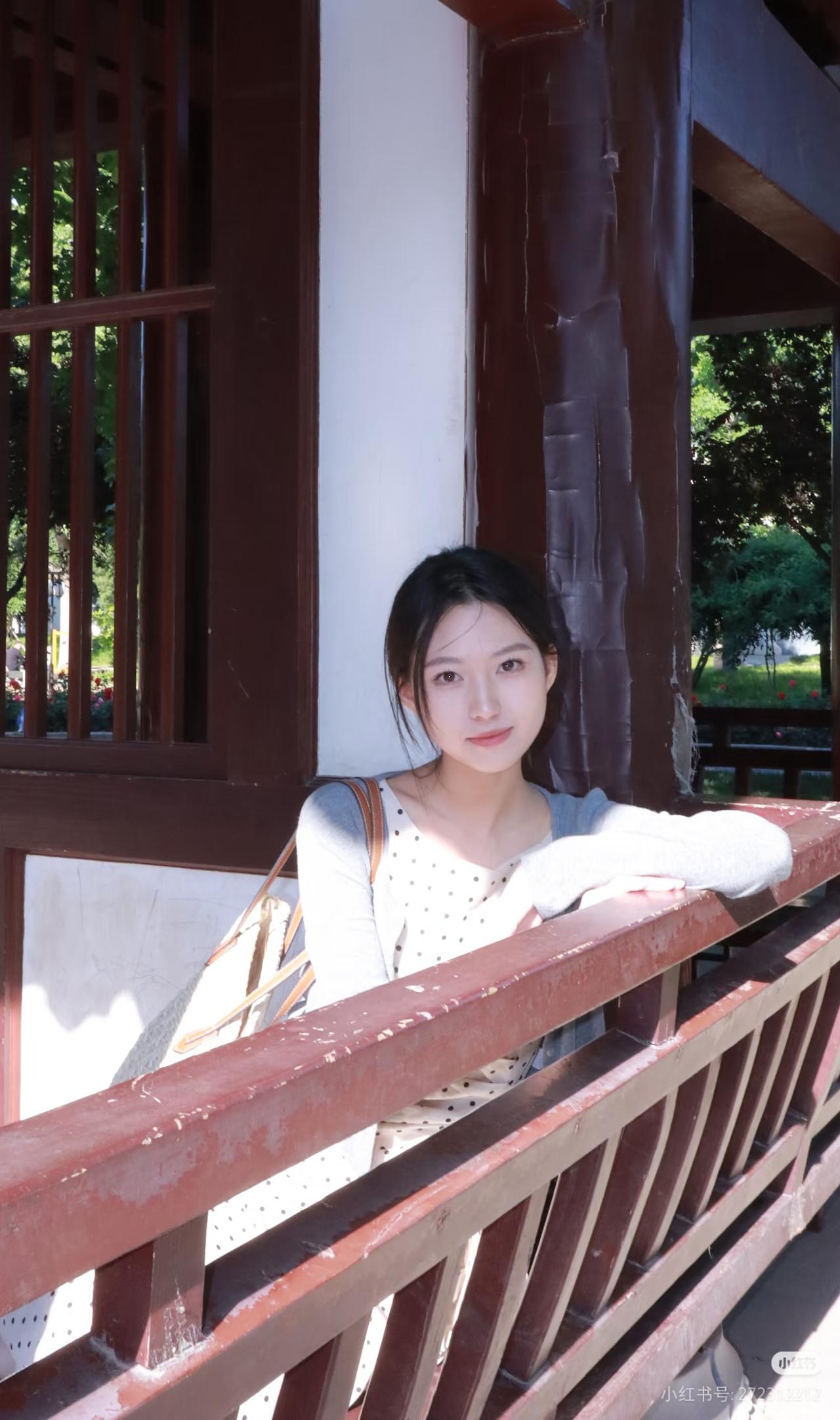 倚栏思旧梦，花落满庭香。