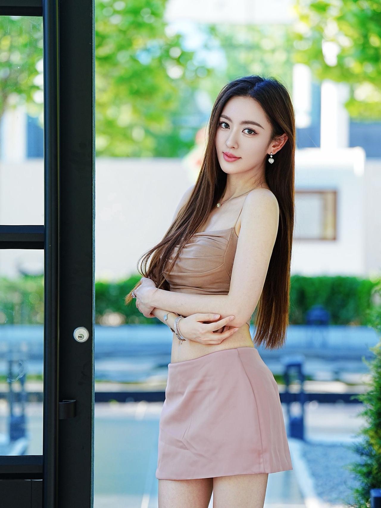 女人真正的气质是什么？站在光影交界的门廊处，夏日绿意作为天然背景，浅棕与裸粉的配