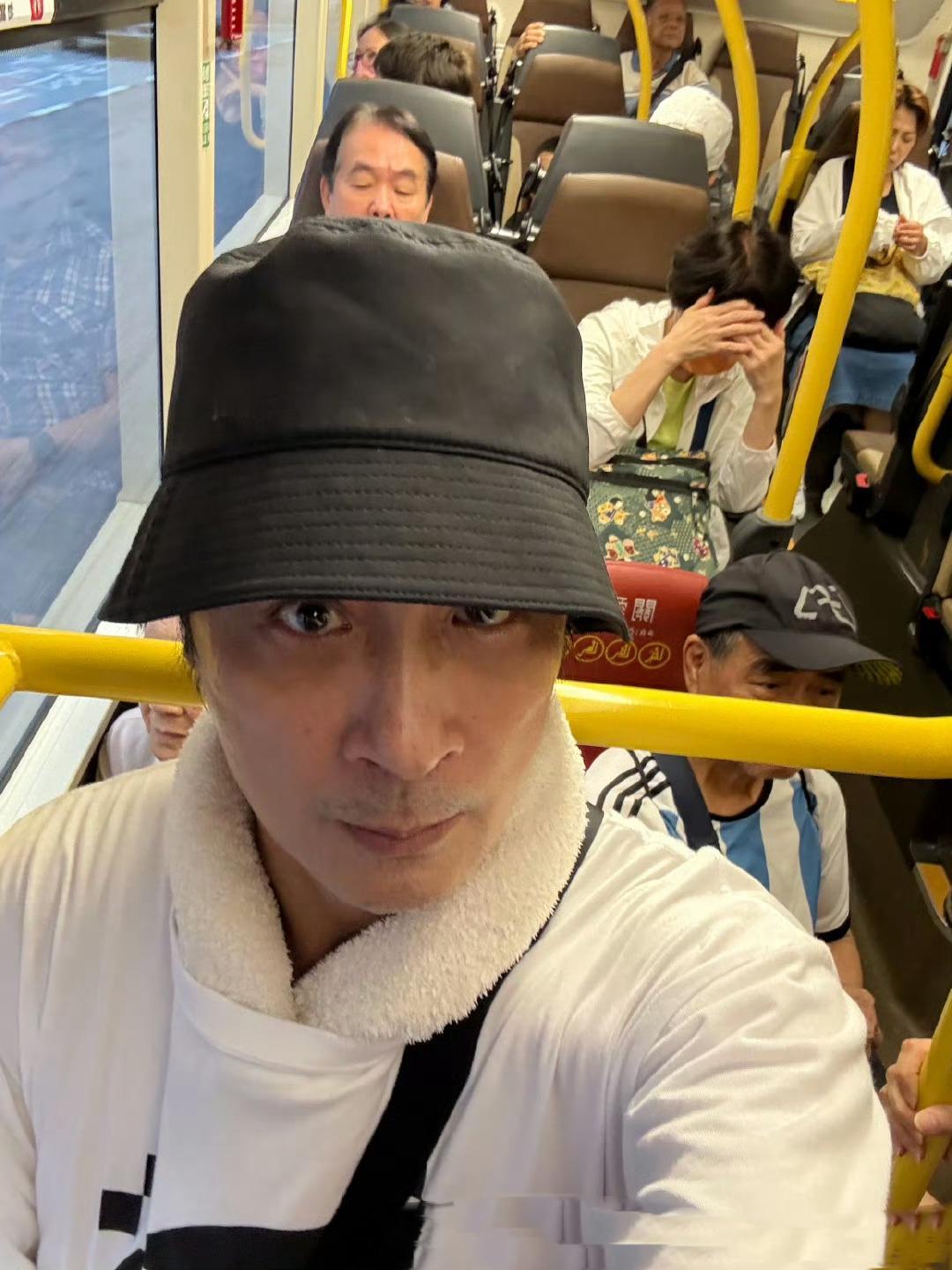 吴镇宇刷老年卡被疑“冒用”，63岁的他凭身份证化解尴尬2025年11月4日，