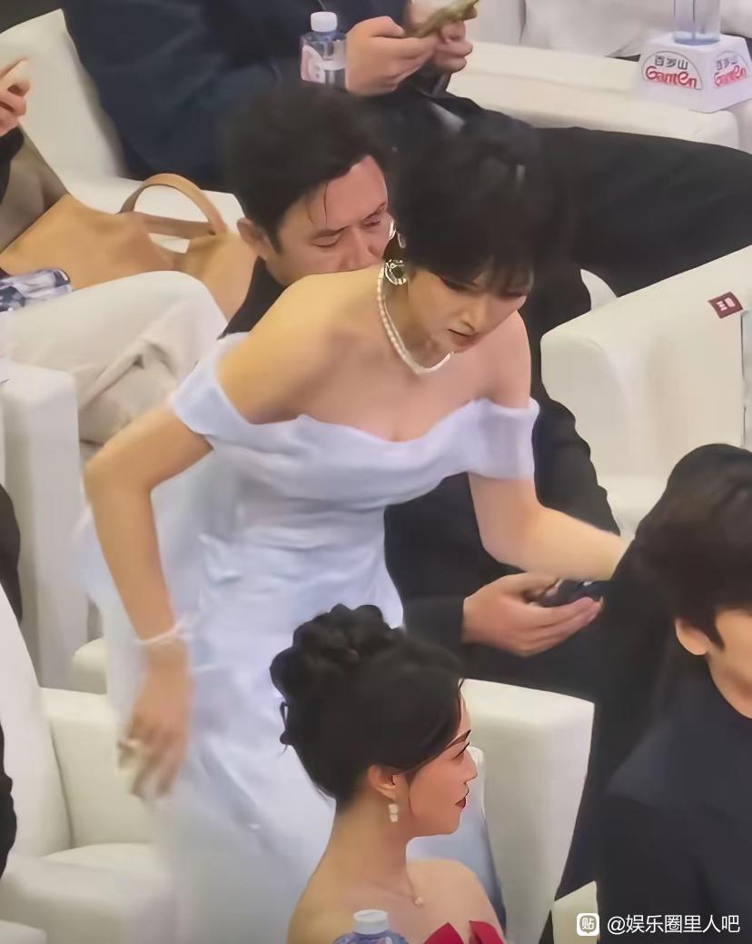 姚安娜的衣品是我见过最高级的！领口开得这么低身体向前倾这么大的角度，都没有漏，这