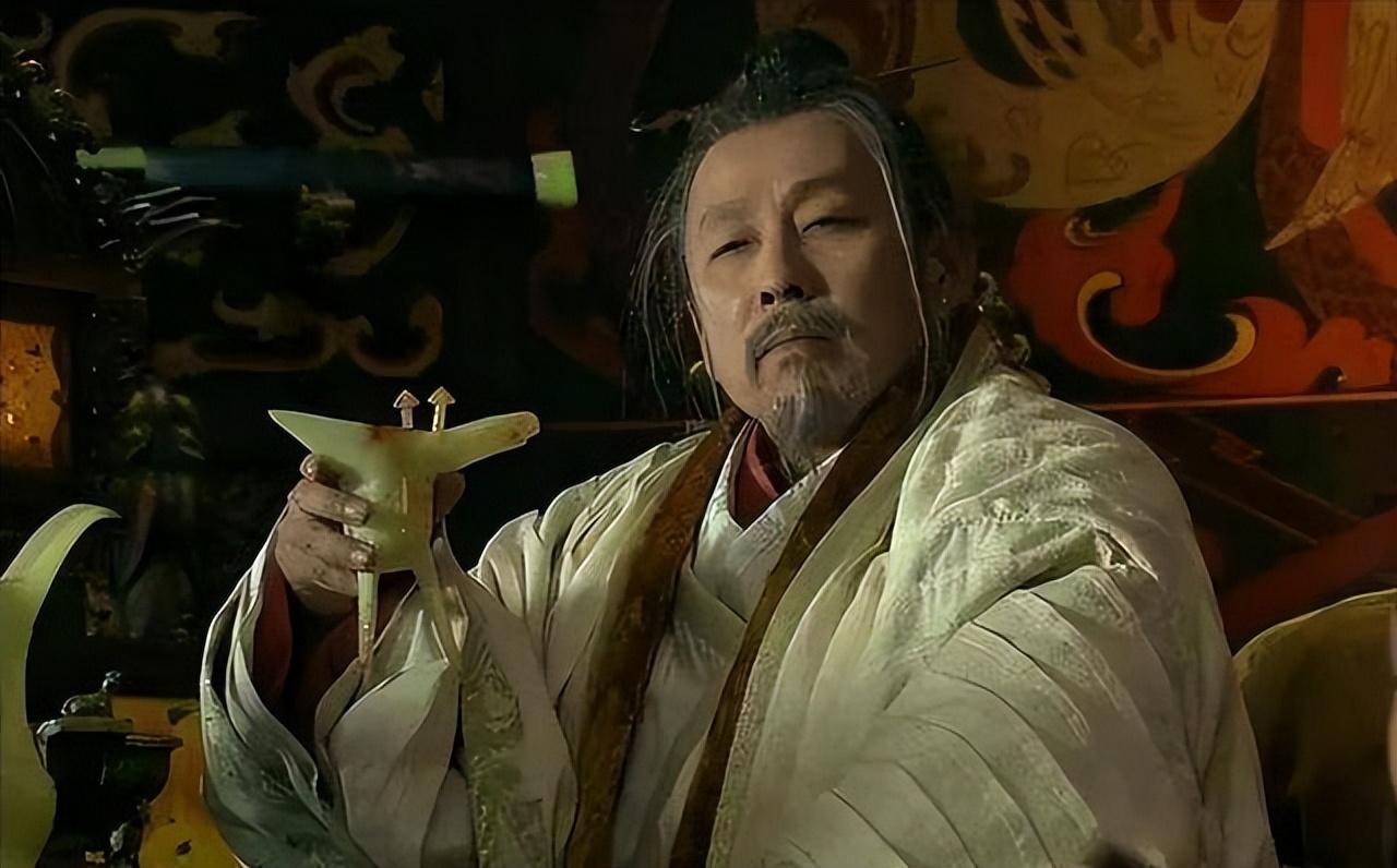 儿子当了皇帝，亲爹却没当过皇帝，是谁向谁下跪？皇权讲究尊卑，父子讲究伦理，