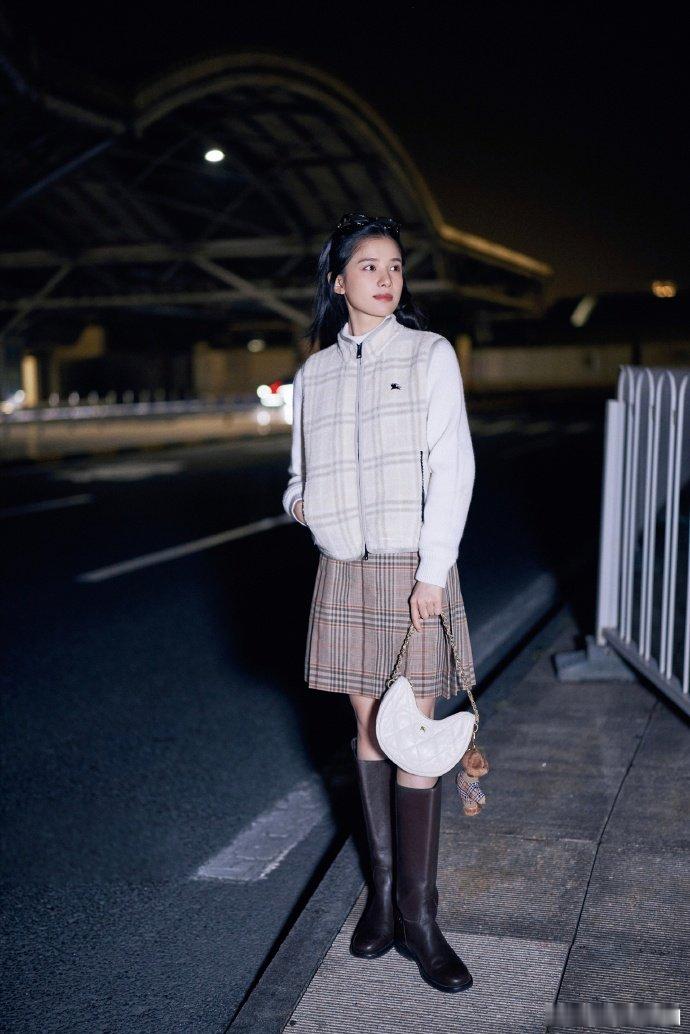 Burberry伦敦大秀张婧仪品牌亮相伦敦大秀，张婧仪一身英伦造型适配度出众，