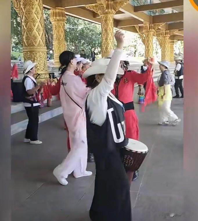 东北的大爷大妈，来到了三亚，真好像来到了天堂，在三亚玩的太开心了，又蹦又跳！那