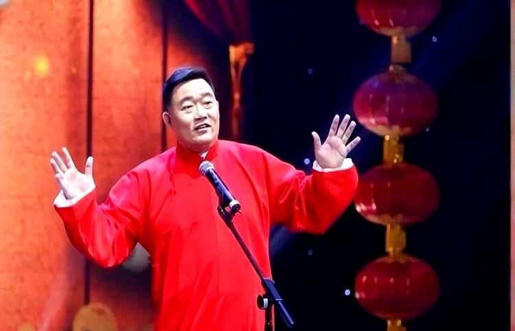刷到一个话题，把人看笑了也看累了。“为什么那么多人佩服德云社郑好？”一边是夸