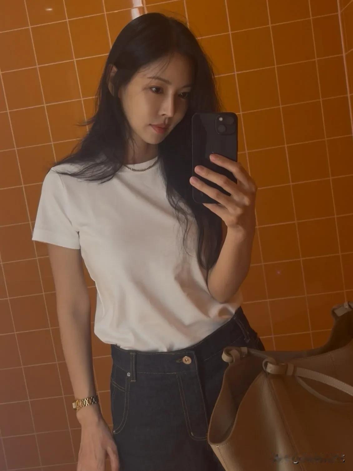 23日，演员金素妍在自己的Instagram上上传了多张照片。照片中，金素妍一袭