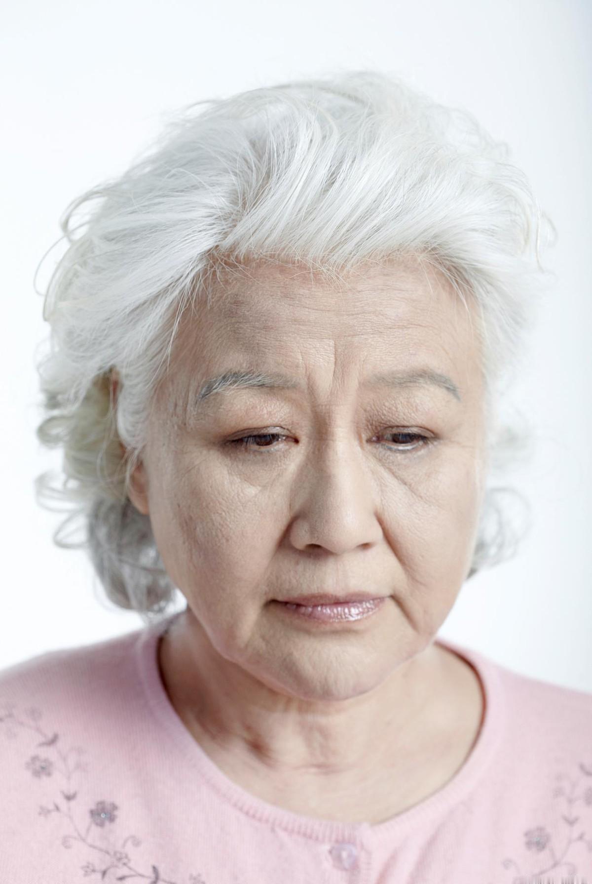 母亲把银行卡密码告诉女儿，说：“我的钱都在里面了。”女儿当时没说话，心里冒出来