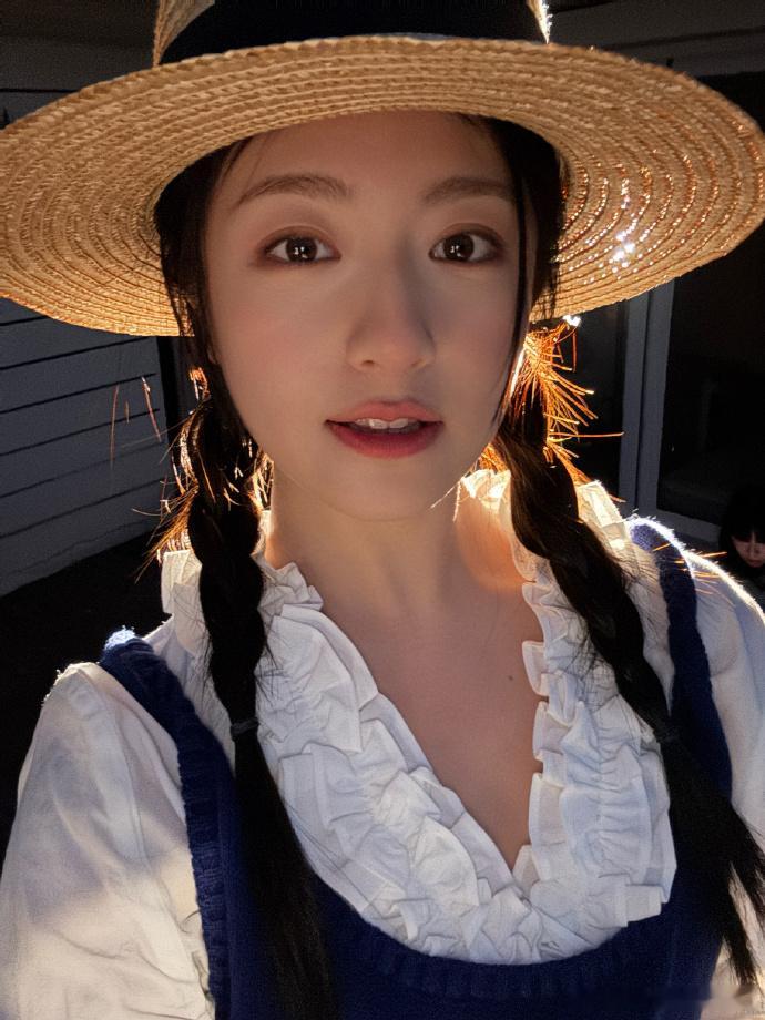 1.李兰迪最近又被粉丝催着减肥，不少人觉得她身材有点圆润。这次倒不是压力大吃胖