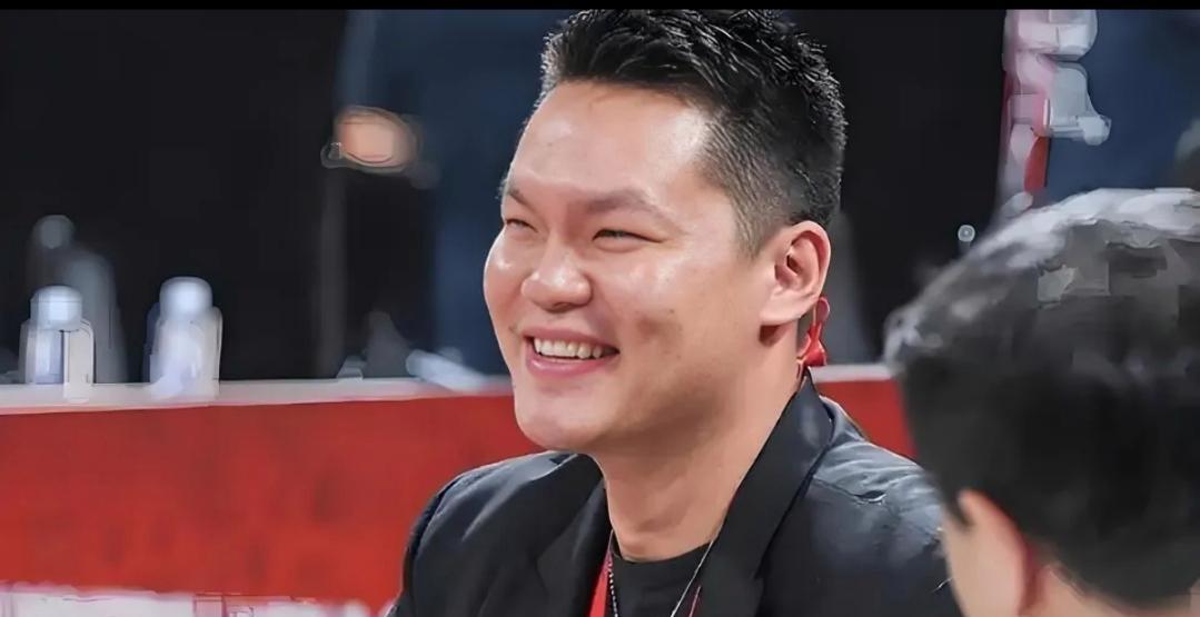 朱芳雨赚大了！周琦近期接受采访时表示：北京男篮确实为自己付出高价的转会费，有些