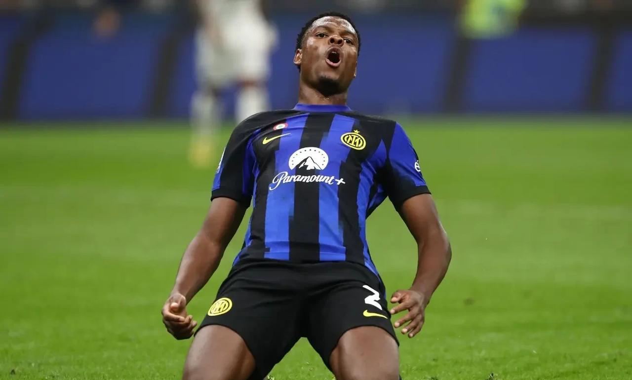 邓弗里斯的伤还真麻烦，恢复太缓慢。国米两翼齐飞打法，左路迪马尔科持球传