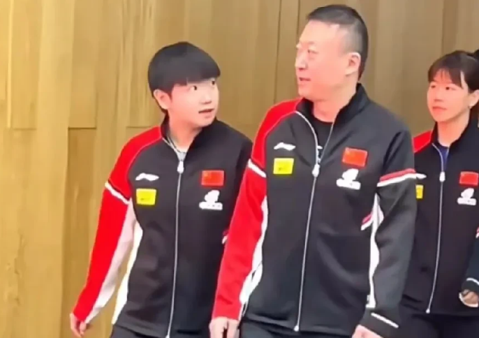 莎莎：你真是上厕所摔骨折的啊？你再给我演示一遍呗！莎莎八卦求知若渴的小眼神儿[