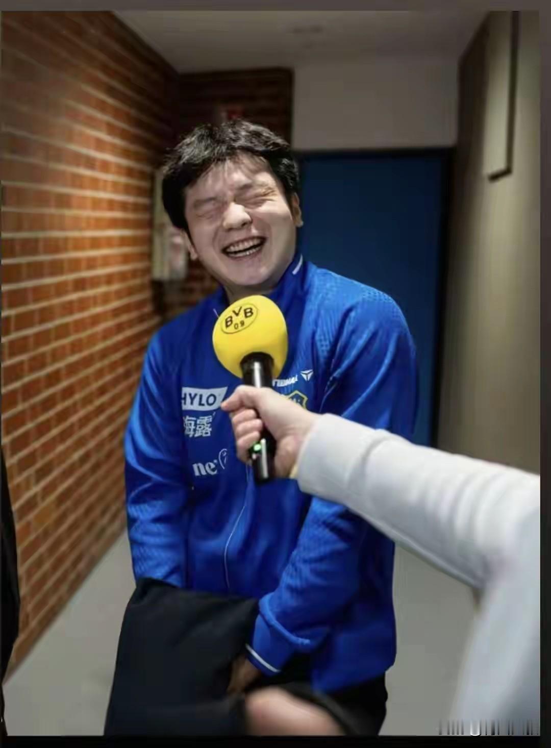 樊振东去了德国，为啥又敢笑了？东哥打全运会的时候，很少笑！面对采访，也是