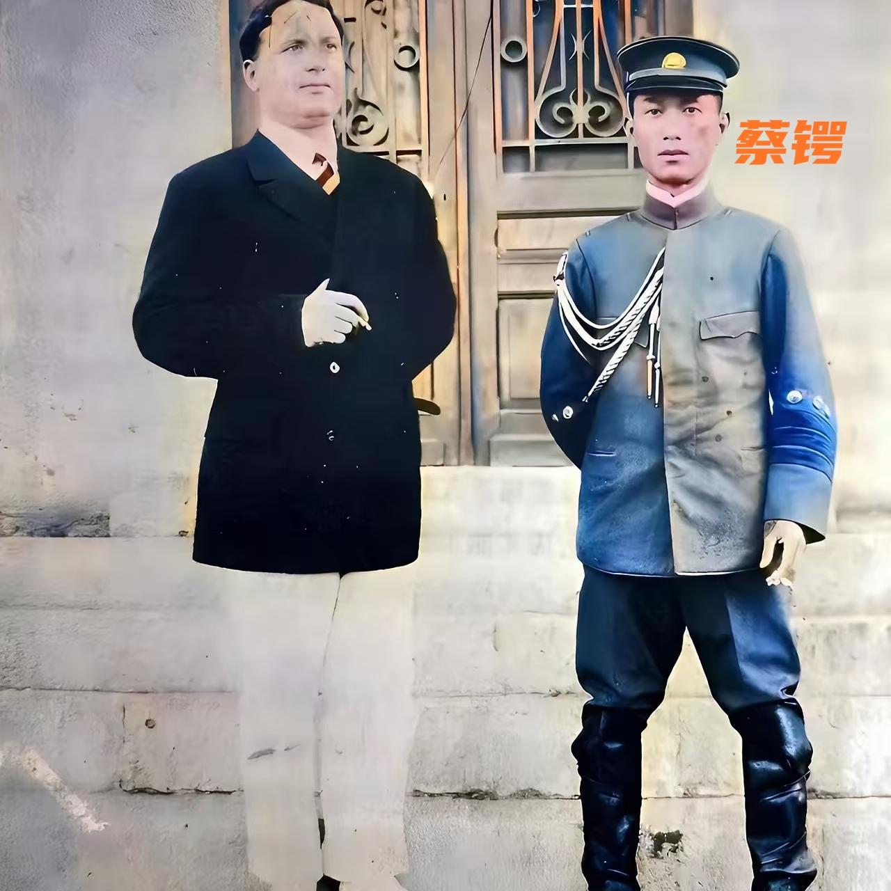 1912年，蔡锷将军与友人相聚时，留下了一张罕见的合影。镜头里的蔡锷脚蹬皮靴，身