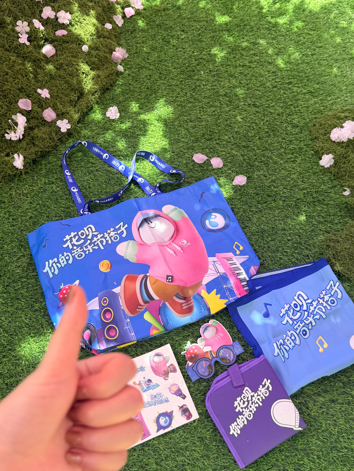 武汉草莓音乐节服务太顶了没想到音乐节也能这么舒服，刷到现场充气沙发有人帮充气、拍