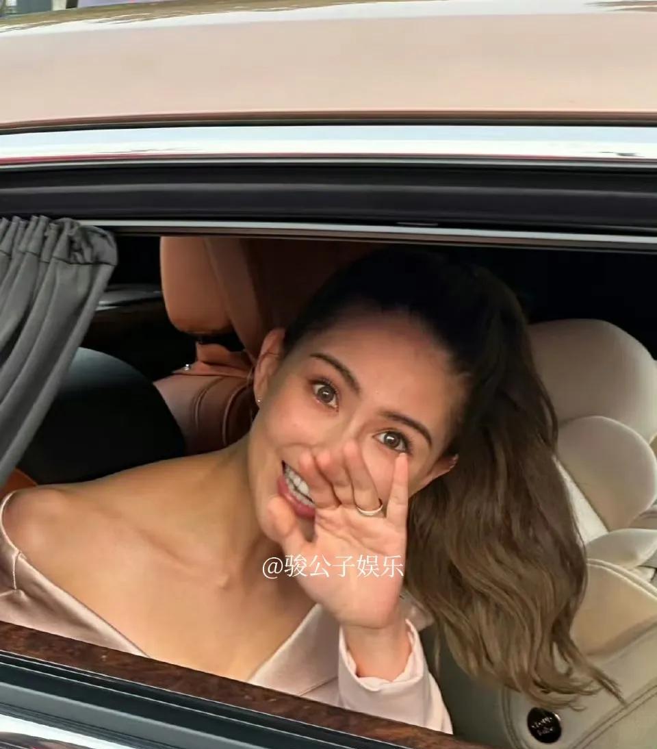 32岁的昆凌，生图里的骨相依然非常出色，不愧是混血美女。不过，也感觉“妈感”越来