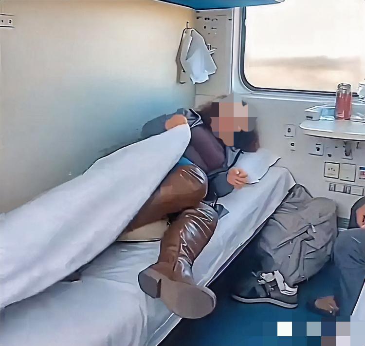 火车上大妈嫌卧铺被褥脏，竟用自带床单把整个铺位裹成“无菌区”，连梯子都不放过！这