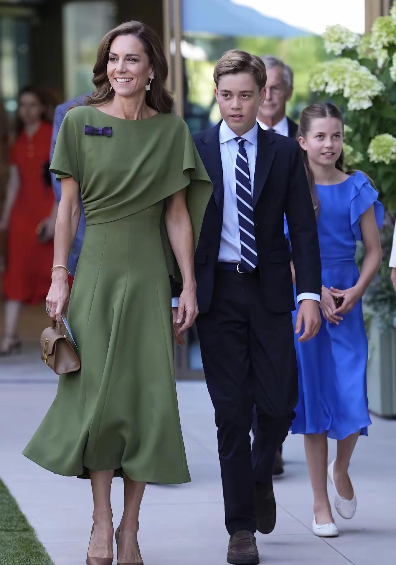 凯特王妃真是幸福的妈妈！乔治王子个头快赶上妈妈，西装笔挺、气质沉稳，小小年纪已有
