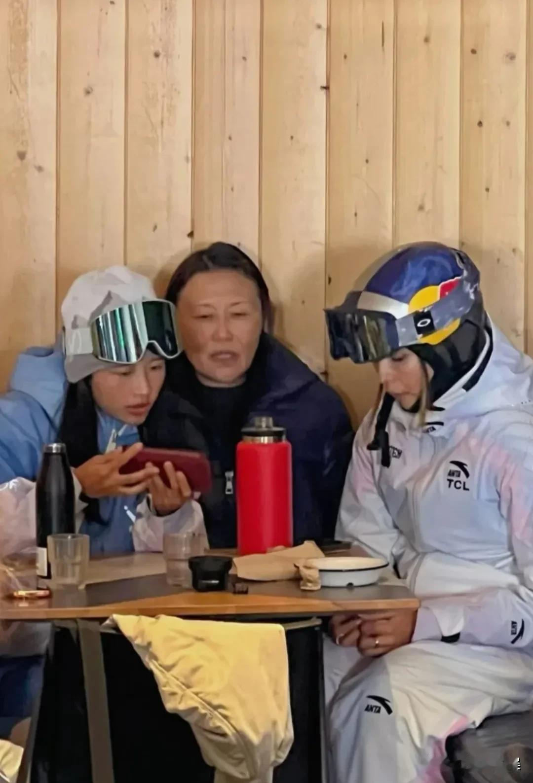 谷爱凌在新西兰训练，妈妈谷燕陪在身边，对比张家齐的妈妈，感觉谷爱凌的妈妈，含金量