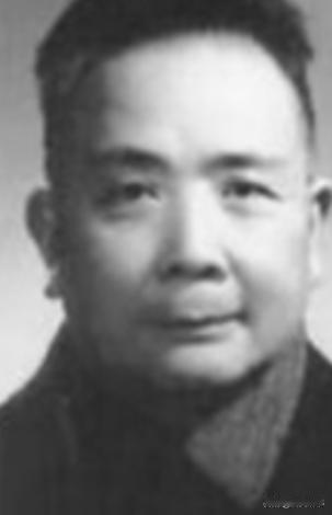 50年代初，新疆迪化监狱里一个戴着镣铐的中年人被临时叫出牢房，他满脸疲惫，以为要