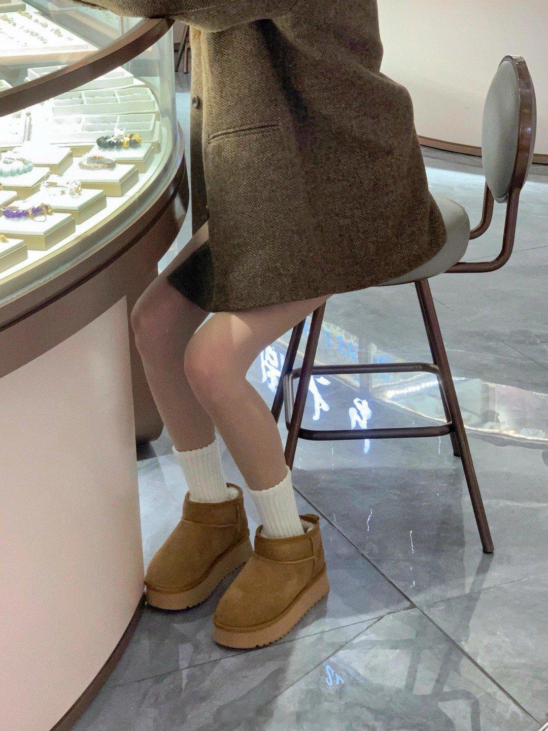 我勒个豆，，有点尴尬了。。。!去看黄金，给这个搭超级好看的小姐姐给硬控住了!!!