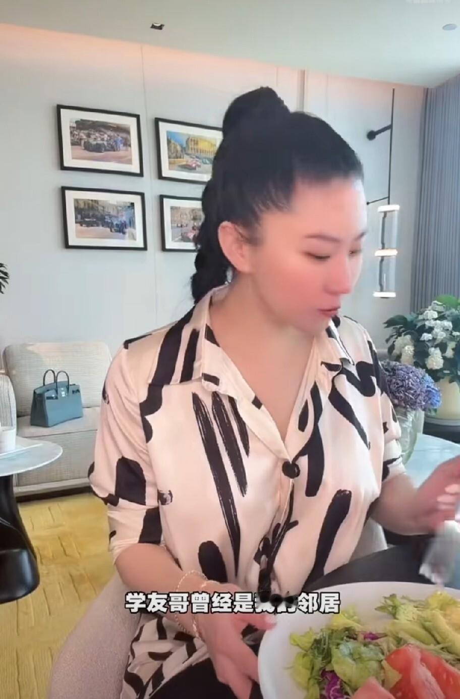 谢贤前女友Coco在直播间聊起自己在香港浅水湾住的时候，张学友就住她楼上，碰面也就点个头打个招呼。浅