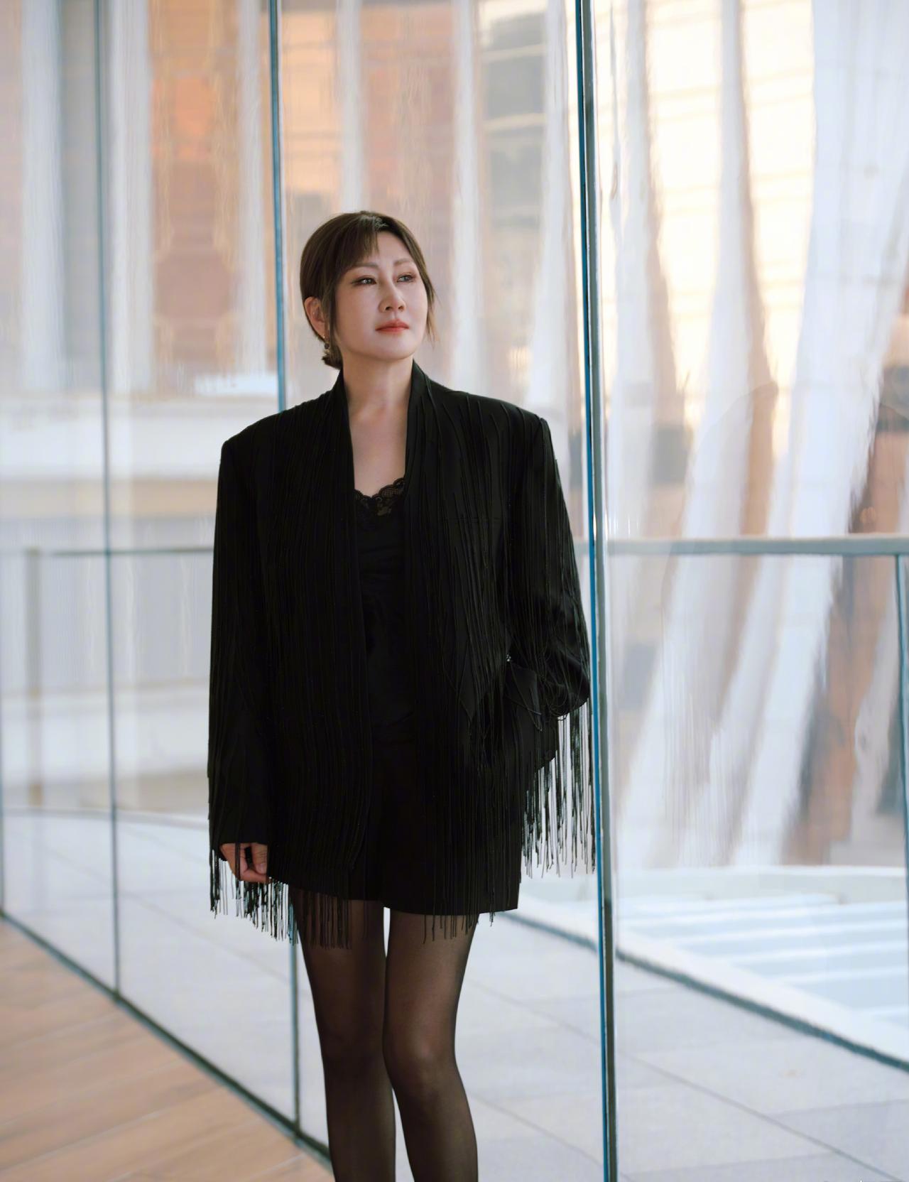 救命！张凯丽最新造型真把我惊到了！这还是我们熟悉的“国民妈妈”吗？短裙黑丝配