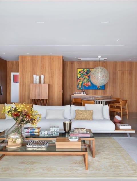 原木的自然气息贯穿全屋，只有触手可及的舒适与安心。简约现代装修特点是什么?家居