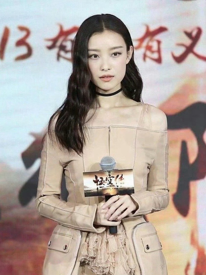 服装组这是阴差阳错的成就了倪妮，封神了。