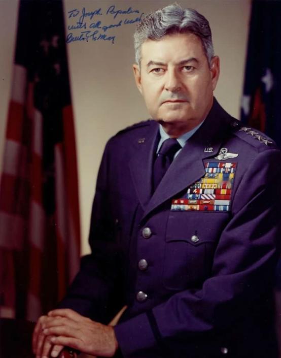 1945年，美军轰炸东京半年，然而却收效甚微，这时指挥官李梅突然想出了一个办法：