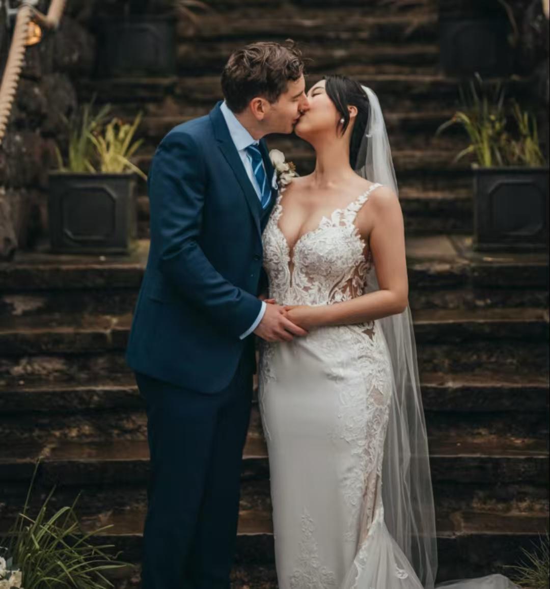 中英跨国情侣，克服一切障碍，在英国海边城堡举行婚礼。女生在英国剑桥留学时结识了男