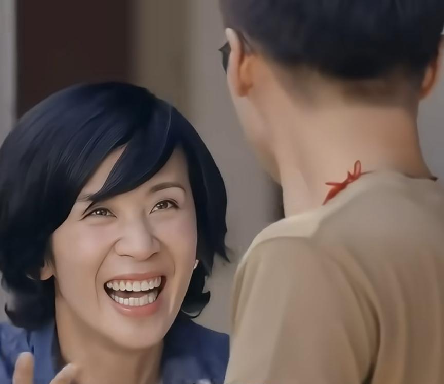 吴君如爆料，抱着6岁的谢霆锋开始亲。谢霆锋6岁的时候，吴君如也就十几岁，吴君如只