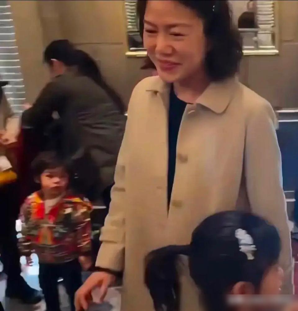 你别不信！杨振宁去世5个月，翁帆刚公开露面：既没远走英国，也没拿巨额遗产49