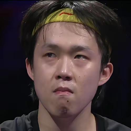 头哥直着腰坐进车里，好心疼他呀！头哥输了，眼泪花在眼眶打转，唉，看得人好心疼。