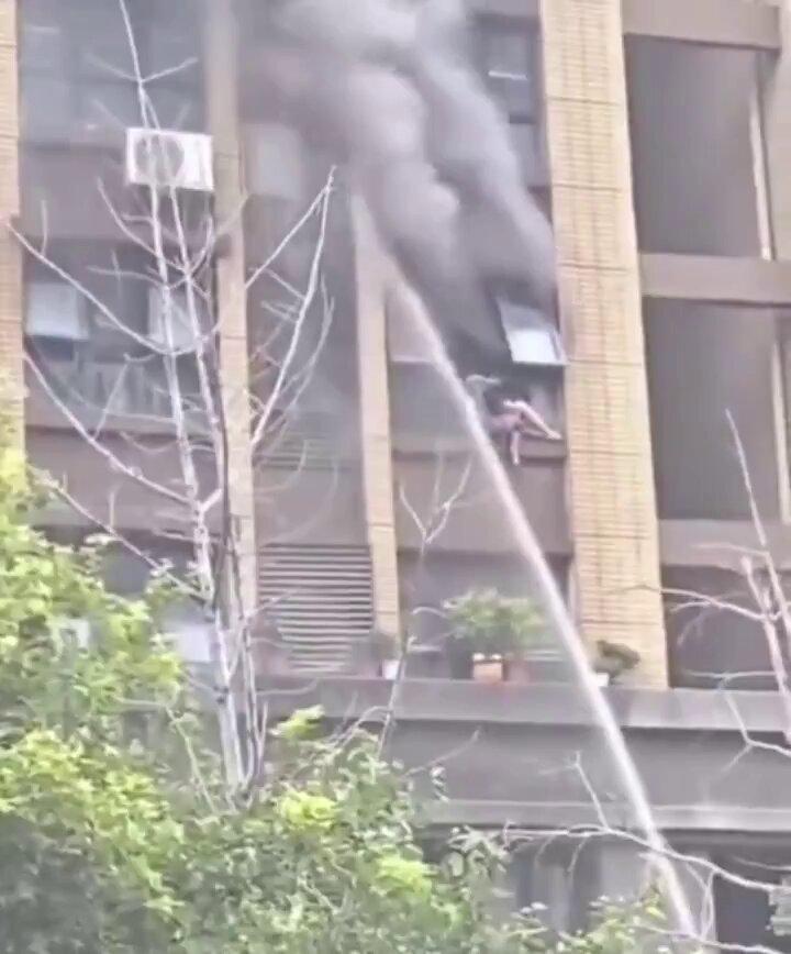 江苏连云港这场高层火灾，看完让人无比揪心。居民楼一户住户家中起火，大量黑烟从窗