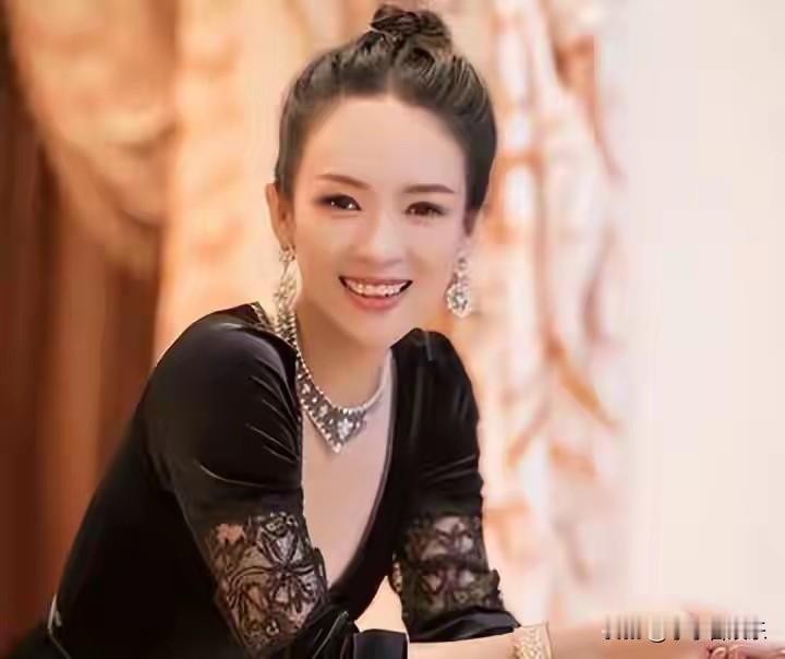 她曾是国际影后，却甘愿洗手作羹汤；如今离婚两年，不撕不吵，突然官宣新项目，全网炸