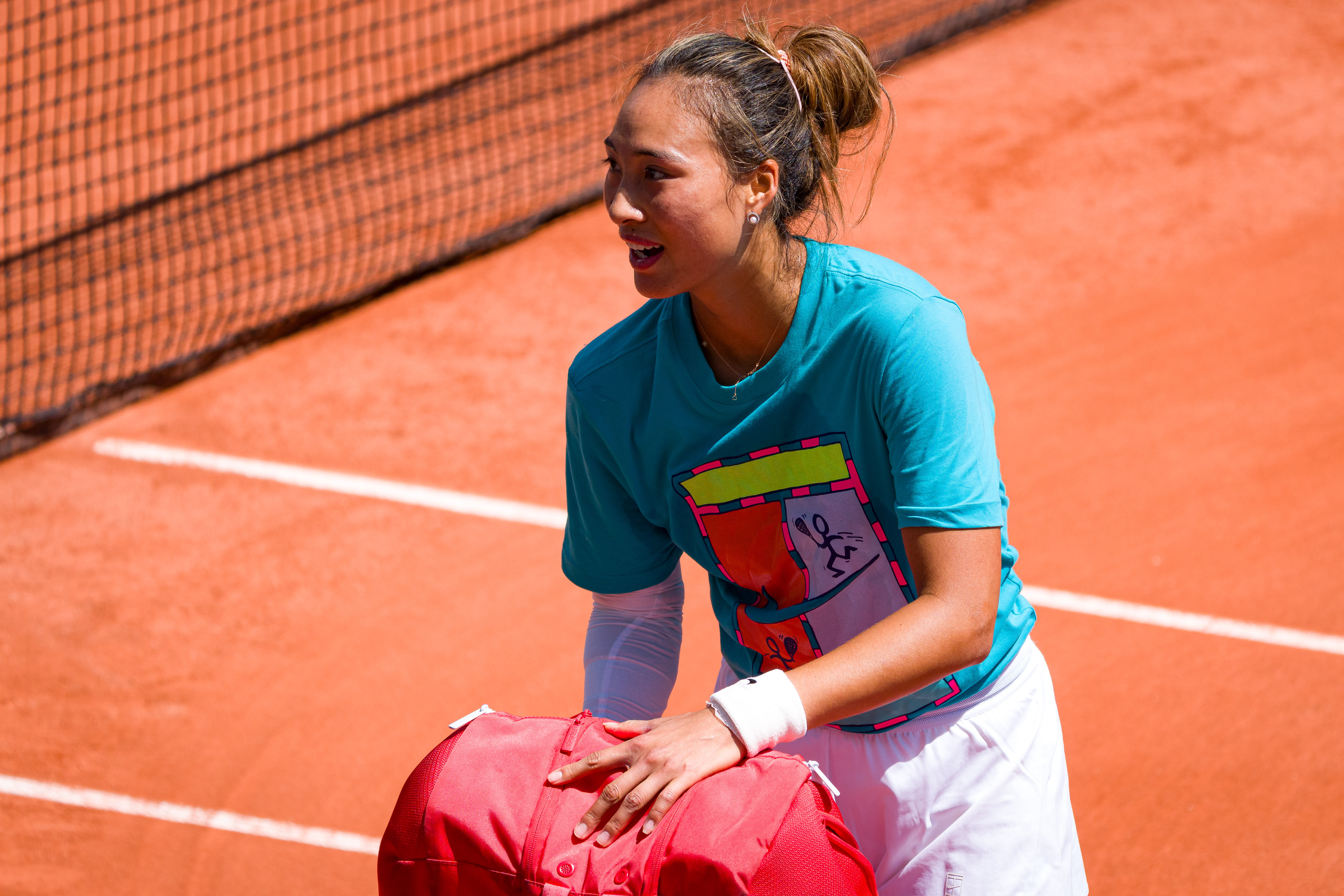 🎾日常训练🎙赛前采访法网2025比赛的脚步越来越近，郑钦文将在周日登场，开