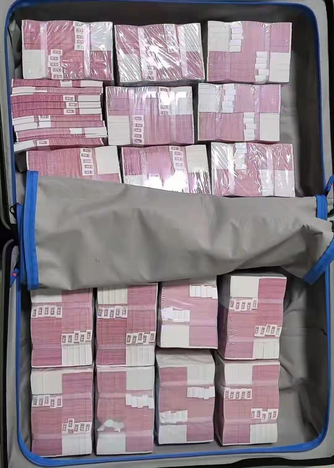 82岁老人扛170万“现金”存钱，全是练功券！毕生积蓄被骗，警方5小时抓人。